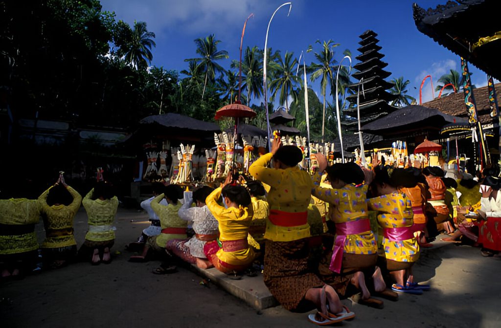 Ilustrasi Umat Hindu di Bali Sedang Bersembahyang